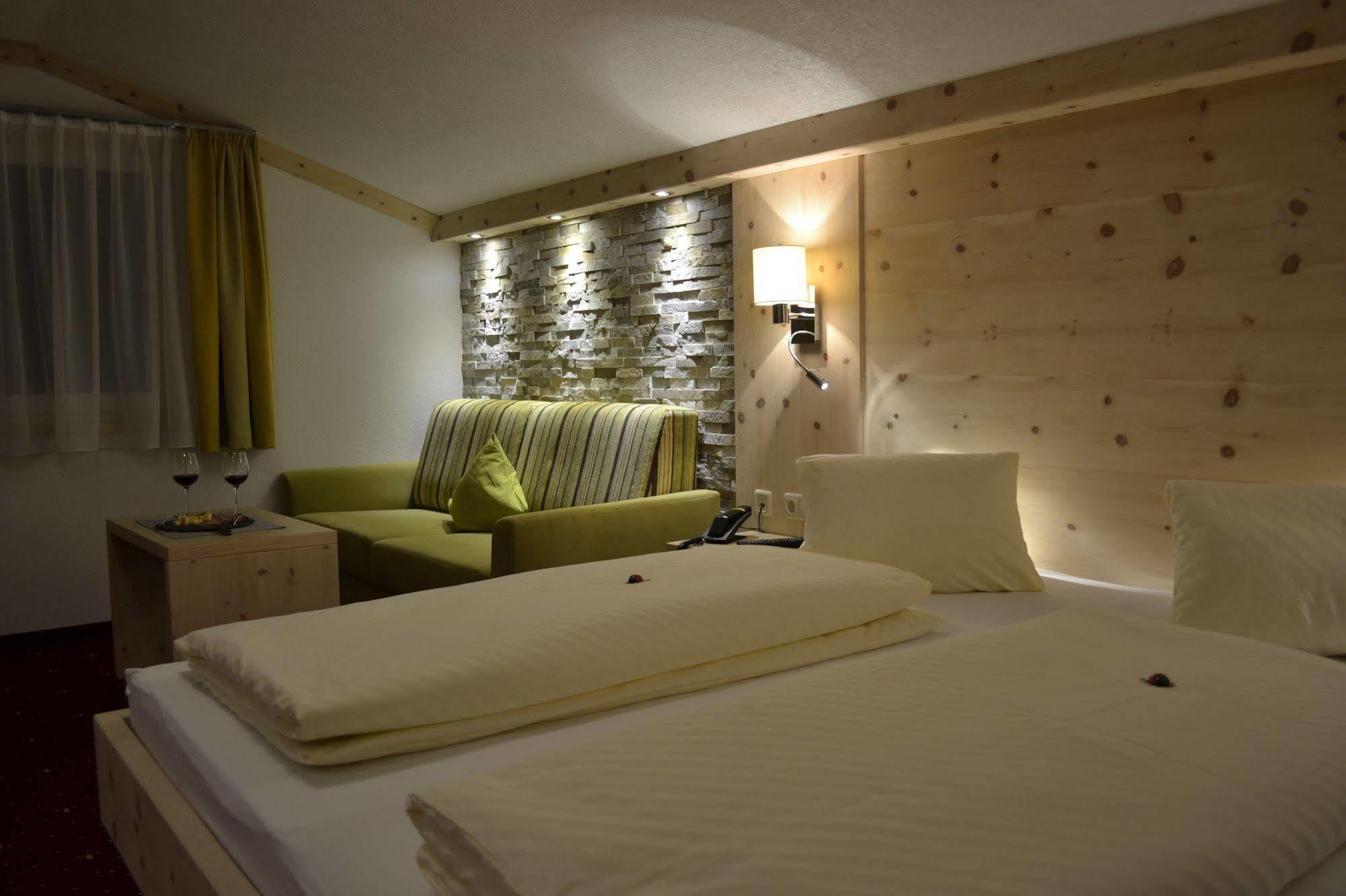 Pension Alpenperle Holzgau Exterior photo